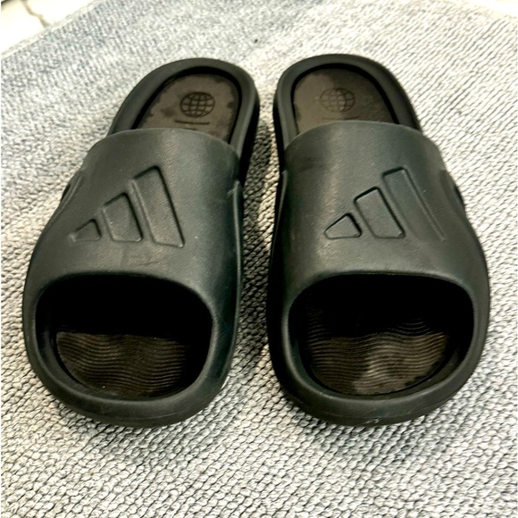 Adidas size 11 slides like new - Picture 1 of 2